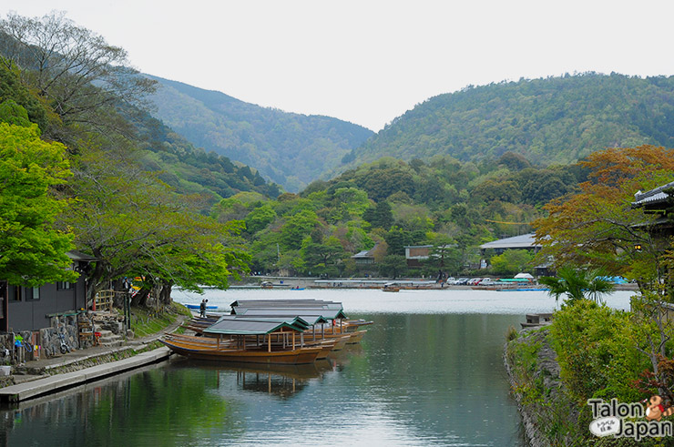 บรรยากาศริมน้ำ-มีบริการเรือแจวนำเที่ยวที่แม่น้ำด้วย