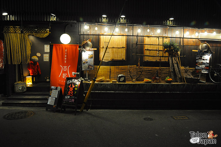 บรรยากาศร้านอาหารย่านกิอ้อนยามค่ำ