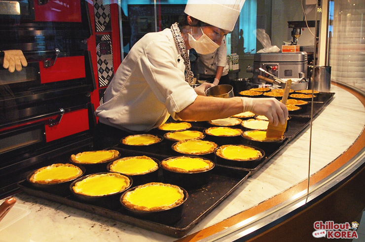 พ่อครัวกำลังทำเค้กโชว์ที่ร้านเค้ก-Pablo
