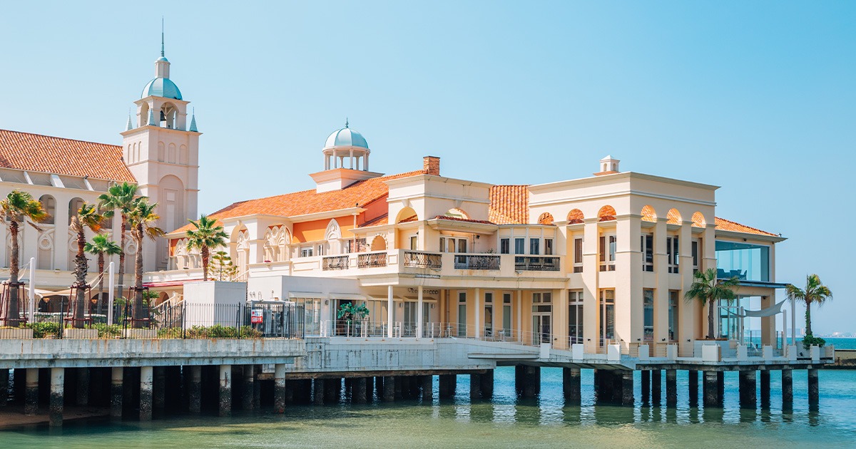 Momochi Seaside Park